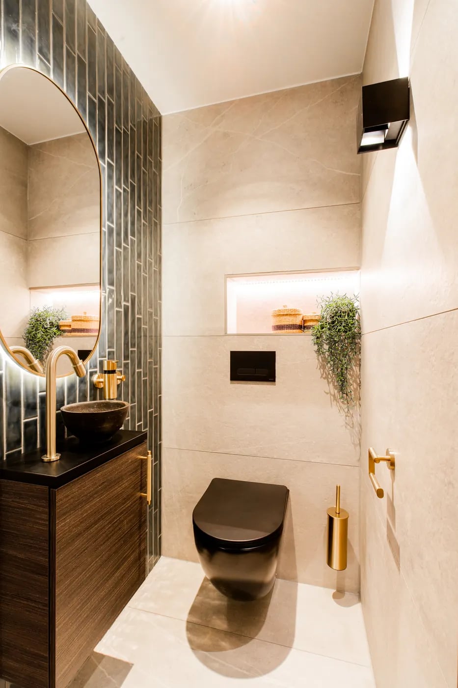 Opgeleverde toiletruimte met zwarte accenten en messing kraan