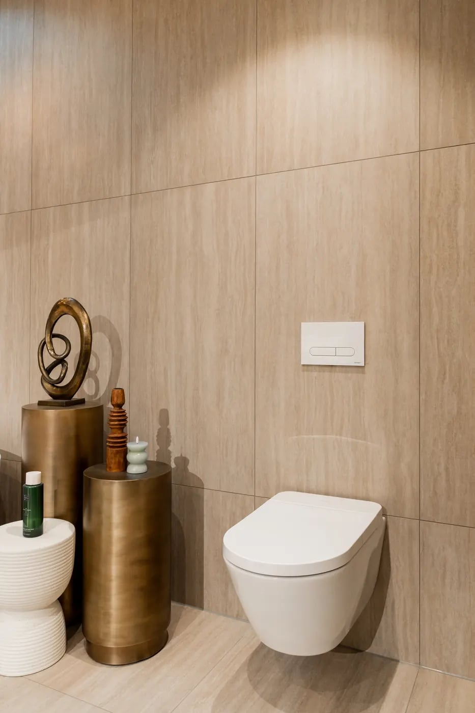 Badkamer met bloemen behang