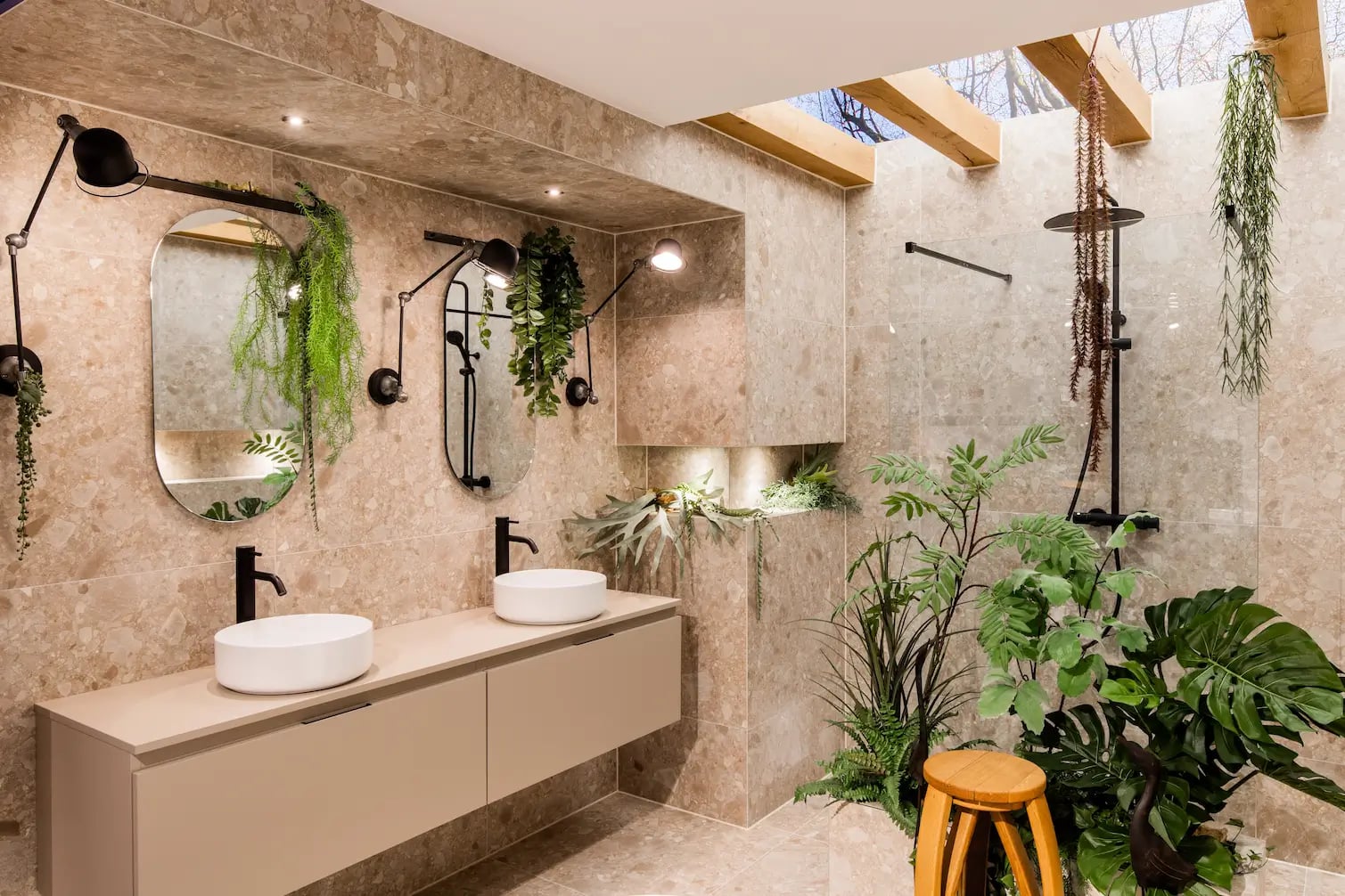 Luxe badkamer met vrijstaand bad en regendouche